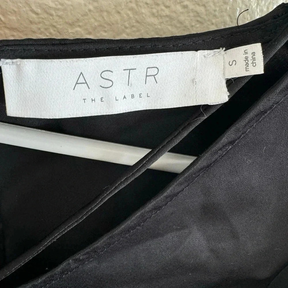ASTR The Label Black Keyhole Blouse - Picture 4 of 7